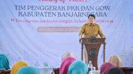 Wakil Bupati Banjarnegara Wahid Jumali, Lc saat menyampai kan pesan pesan serta motivasi di acara Pringatan hari kartini bersama OJK Purwokerto untuk Para penggerak PKK Kabupaten Banjarnegara.(Dok.Kominfo Bna/Berita Fakta.id)