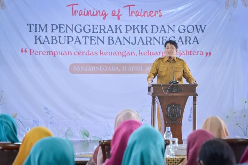 Wakil Bupati Banjarnegara Wahid Jumali, Lc saat menyampai kan pesan pesan serta motivasi di acara Pringatan hari kartini bersama OJK Purwokerto untuk Para penggerak PKK Kabupaten Banjarnegara.(Dok.Kominfo Bna/Berita Fakta.id)