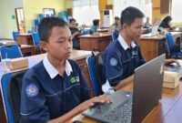  Photo: Dua Generasi muda yang berprestasi di bidang Teknologi masa kini yang telah mendapatkan pengakuan dari internasional,Lindan Tri Saputra dan Vanda Dwi Aprilianto, siswa kelas Xl SMK negeri 1 Susukan.(Dok.Kominfo Bna/BeritaFakta.id)
