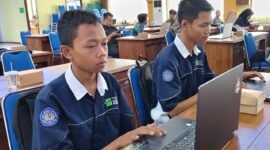  Photo: Dua Generasi muda yang berprestasi di bidang Teknologi masa kini yang telah mendapatkan pengakuan dari internasional,Lindan Tri Saputra dan Vanda Dwi Aprilianto, siswa kelas Xl SMK negeri 1 Susukan.(Dok.Kominfo Bna/BeritaFakta.id)