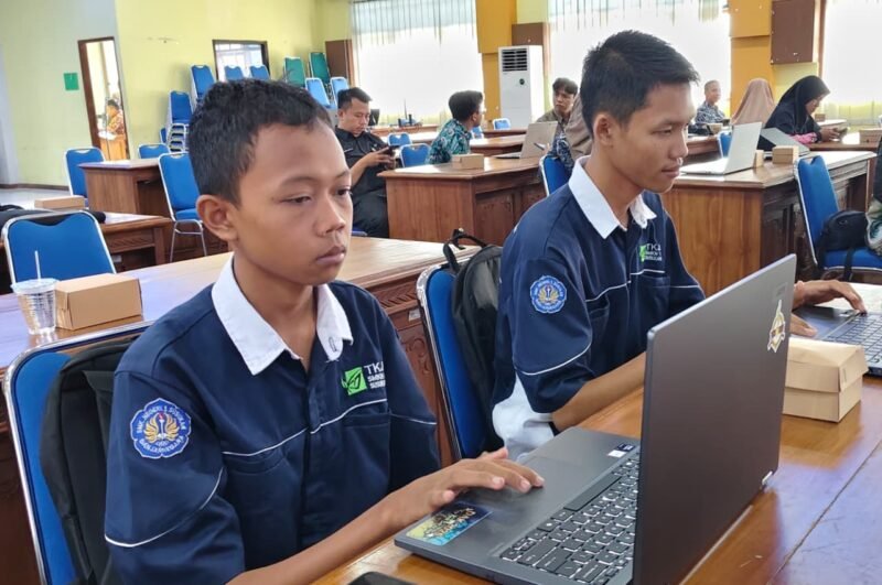  Photo: Dua Generasi muda yang berprestasi di bidang Teknologi masa kini yang telah mendapatkan pengakuan dari internasional,Lindan Tri Saputra dan Vanda Dwi Aprilianto, siswa kelas Xl SMK negeri 1 Susukan.(Dok.Kominfo Bna/BeritaFakta.id)