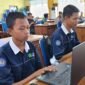 Photo: Dua Generasi muda yang berprestasi di bidang Teknologi masa kini yang telah mendapatkan pengakuan dari internasional,Lindan Tri Saputra dan Vanda Dwi Aprilianto, siswa kelas Xl SMK negeri 1 Susukan.(Dok.Kominfo Bna/BeritaFakta.id)