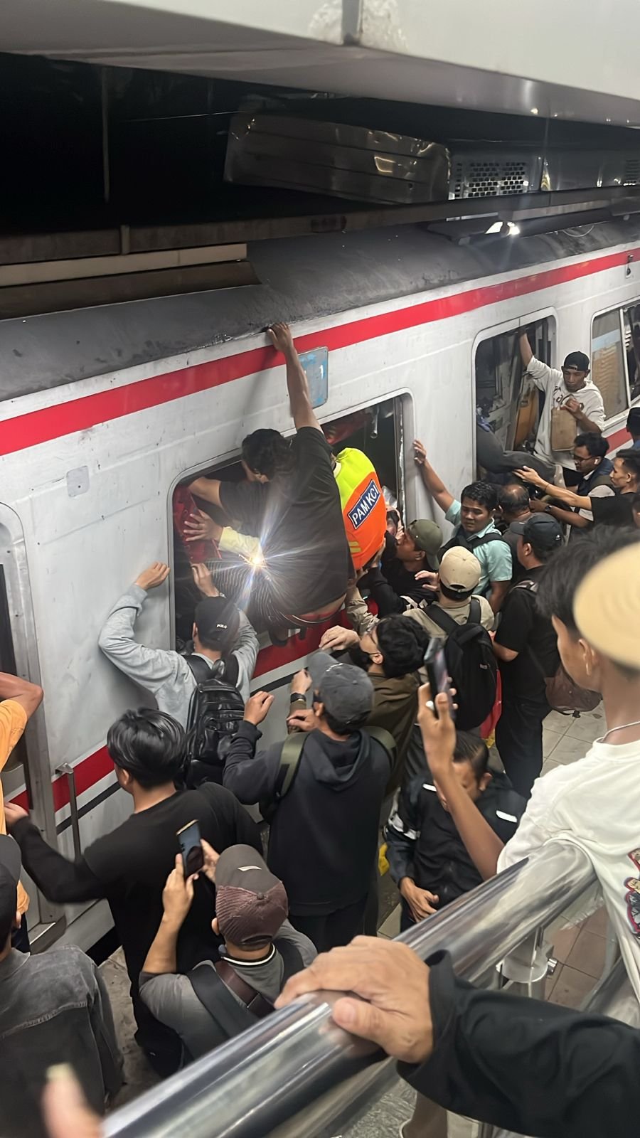 Kecelakaan Kereta di Bekasi Timur: Dua Kereta Bertabrakan