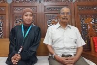 Wawancara esklusif dengan Ibnu Markatab, Pensiunan pegawai Dinas Pembangunan Umum yang masih mengingat secara utuh tentang pembangunan di Jakarta saat diwawancarai oleh Azizah Estetika di kediamanya. (Foto: FX Sujitno/beritafakta.id)