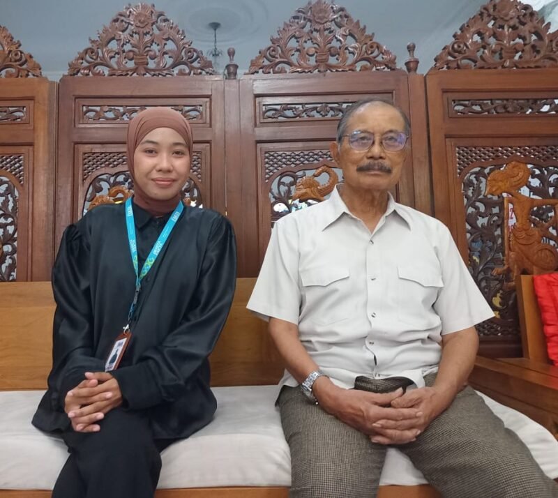 Wawancara esklusif dengan Ibnu Markatab, Pensiunan pegawai Dinas Pembangunan Umum yang masih mengingat secara utuh tentang pembangunan di Jakarta saat diwawancarai oleh Azizah Estetika di kediamanya. (Foto: FX Sujitno/beritafakta.id)