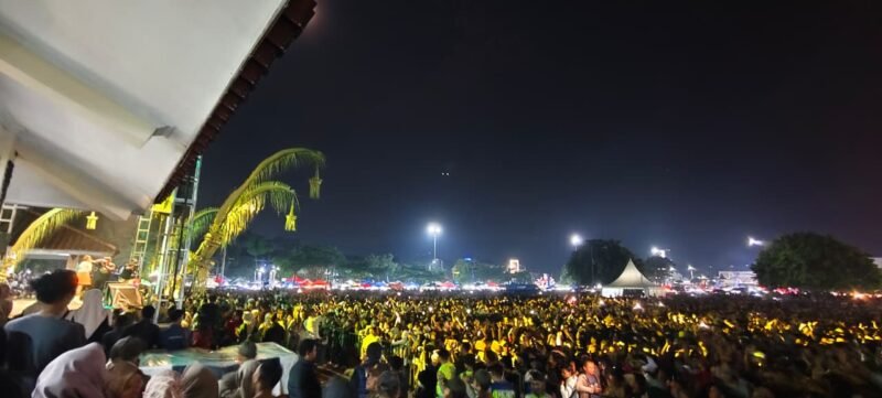 Ribuan penonton memadati Alun alun Banjarnegara untuk menonton gelar hiburan rakyat, di acara 455 tahun Banjarnegara peringati ultahnya.(Dok.Kominfo Bna/Berita Fakta.id)