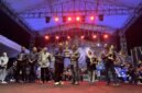 PJ Sekda Tursiman berpose di stage dengan Aditya Agus Satriya BPPKAD sebagai Juara ll Kirab Budaya Ultah Banjarnegara ke 455 Tahun yang di gelar pada Kamis 2 April 2026.(Dok.Kominfo Bna/Berita Fakta.id)