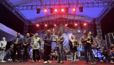 PJ Sekda Tursiman berpose di stage dengan Aditya Agus Satriya BPPKAD sebagai Juara ll Kirab Budaya Ultah Banjarnegara ke 455 Tahun yang di gelar pada Kamis 2 April 2026.(Dok.Kominfo Bna/Berita Fakta.id)