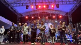 PJ Sekda Tursiman berpose di stage dengan Aditya Agus Satriya BPPKAD sebagai Juara ll Kirab Budaya Ultah Banjarnegara ke 455 Tahun yang di gelar pada Kamis 2 April 2026.(Dok.Kominfo Bna/Berita Fakta.id)