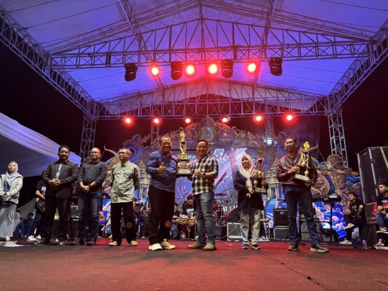 PJ Sekda Tursiman berpose di stage dengan Aditya Agus Satriya BPPKAD sebagai Juara ll Kirab Budaya Ultah Banjarnegara ke 455 Tahun yang di gelar pada Kamis 2 April 2026.(Dok.Kominfo Bna/Berita Fakta.id)
