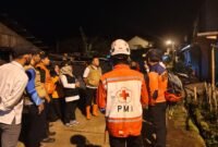 Sejumlah relawan Bencana dari Pemkab Banjarnegara nampak sedang berada di lokasi titik bencana angin puting beliung.(Dok Kominfo Bna/Bas)
