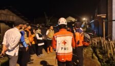 Sejumlah relawan Bencana dari Pemkab Banjarnegara nampak sedang berada di lokasi titik bencana angin puting beliung.(Dok Kominfo Bna/Bas)