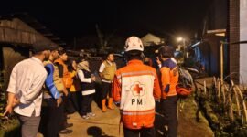 Sejumlah relawan Bencana dari Pemkab Banjarnegara nampak sedang berada di lokasi titik bencana angin puting beliung.(Dok Kominfo Bna/Bas)