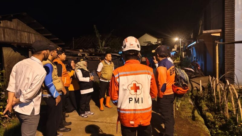 Sejumlah relawan Bencana dari Pemkab Banjarnegara nampak sedang berada di lokasi titik bencana angin puting beliung.(Dok Kominfo Bna/Bas)