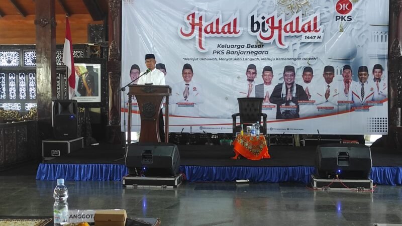 Rofik Hananto sedang mengisi Sambutan pada acara Halal Bihalal dengan Bupati Amalia Desiana di Pendopo Dipayudha Adigraha.(Dok.Kominfo/Beritafakta.id)