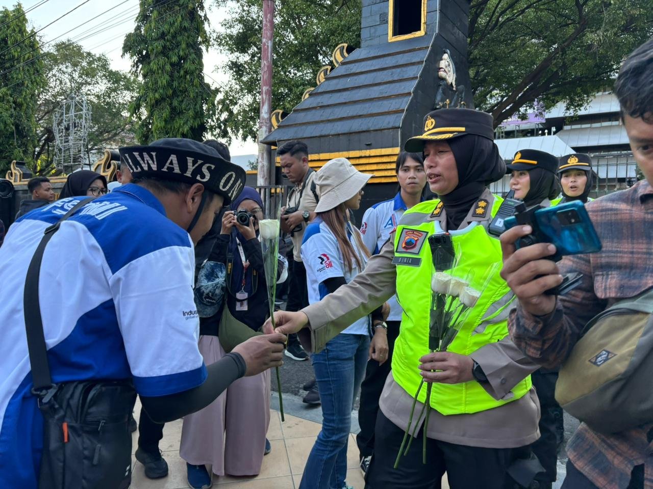 Sentuhan Humanis Polwan di Tengah Aksi Buruh, Bagikan Bunga dan Bangun Dialog