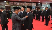 Menteri Energi dan Sumber Daya Mineral, Bahlil Lahadalia (kiri) menyematkan Satyalancana Pembangunan kepada Executive Vice President Manajemen Risiko Strategis, Regulasi, dan Kebijakan PLN, Tonny Bellamy (kanan) sebagai salah satu pegawai PLN penerima penghargaan di Kantor Kementerian ESDM, Jakarta (6/5). Total delapan Pegawai PLN Group menerima Satyalancana Pembangunan dan Satyalancana Wira Karya yang dianugerahkan oleh Presiden Republik Indonesia.
