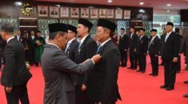 Menteri Energi dan Sumber Daya Mineral, Bahlil Lahadalia (kiri) menyematkan Satyalancana Pembangunan kepada Executive Vice President Manajemen Risiko Strategis, Regulasi, dan Kebijakan PLN, Tonny Bellamy (kanan) sebagai salah satu pegawai PLN penerima penghargaan di Kantor Kementerian ESDM, Jakarta (6/5). Total delapan Pegawai PLN Group menerima Satyalancana Pembangunan dan Satyalancana Wira Karya yang dianugerahkan oleh Presiden Republik Indonesia.