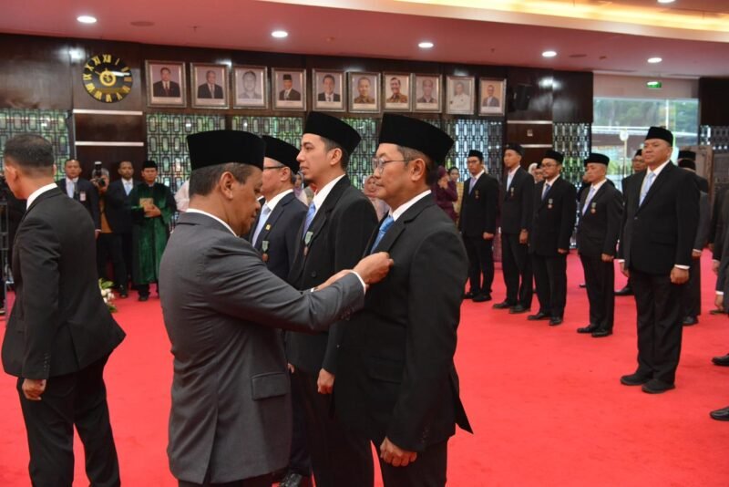 Menteri Energi dan Sumber Daya Mineral, Bahlil Lahadalia (kiri) menyematkan Satyalancana Pembangunan kepada Executive Vice President Manajemen Risiko Strategis, Regulasi, dan Kebijakan PLN, Tonny Bellamy (kanan) sebagai salah satu pegawai PLN penerima penghargaan di Kantor Kementerian ESDM, Jakarta (6/5). Total delapan Pegawai PLN Group menerima Satyalancana Pembangunan dan Satyalancana Wira Karya yang dianugerahkan oleh Presiden Republik Indonesia.