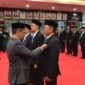 Menteri Energi dan Sumber Daya Mineral, Bahlil Lahadalia (kiri) menyematkan Satyalancana Pembangunan kepada Executive Vice President Manajemen Risiko Strategis, Regulasi, dan Kebijakan PLN, Tonny Bellamy (kanan) sebagai salah satu pegawai PLN penerima penghargaan di Kantor Kementerian ESDM, Jakarta (6/5). Total delapan Pegawai PLN Group menerima Satyalancana Pembangunan dan Satyalancana Wira Karya yang dianugerahkan oleh Presiden Republik Indonesia.