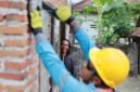 Ilustrasi petugas PLN sedang melakukan penyambungan listrik pelanggan rumah tangga di Desa Bukur, Kecamatan Sumbergempol, Kabupaten Tulungagung, Jawa Timur. Hadirnya listrik yang andal dapat menggerakkan perekonomian dan meningkatkan taraf hidup masyarakat.
