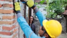 Ilustrasi petugas PLN sedang melakukan penyambungan listrik pelanggan rumah tangga di Desa Bukur, Kecamatan Sumbergempol, Kabupaten Tulungagung, Jawa Timur. Hadirnya listrik yang andal dapat menggerakkan perekonomian dan meningkatkan taraf hidup masyarakat.