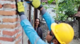 Ilustrasi petugas PLN sedang melakukan penyambungan listrik pelanggan rumah tangga di Desa Bukur, Kecamatan Sumbergempol, Kabupaten Tulungagung, Jawa Timur. Hadirnya listrik yang andal dapat menggerakkan perekonomian dan meningkatkan taraf hidup masyarakat.
