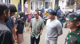 Agung Hermawan, S,STP, ME Camat Batur(tengah memakai topi) Kepala Desa Batur Fauzi(Berkaca mata) dan Danramil Batur saat berada di lokasi pembagian Daging kurban.(Dok.Berita Fakta.id)