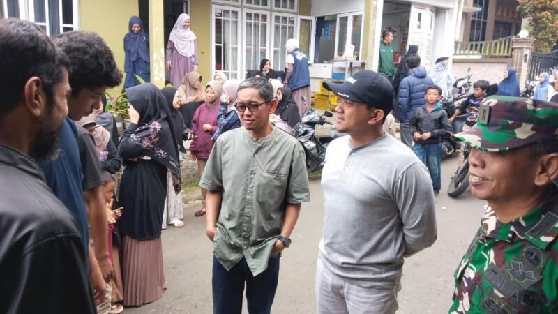 Agung Hermawan, S,STP, ME Camat Batur(tengah memakai topi) Kepala Desa Batur Fauzi(Berkaca mata) dan Danramil Batur saat berada di lokasi pembagian Daging kurban.(Dok.Berita Fakta.id)