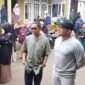 Agung Hermawan, S,STP, ME Camat Batur(tengah memakai topi) Kepala Desa Batur Fauzi(Berkaca mata) dan Danramil Batur saat berada di lokasi pembagian Daging kurban.(Dok.Berita Fakta.id)