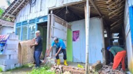 :Kondisi rumah warga Kelurahan Krandegan yang sedang di rehab untuk Program sosial RTLH.(Dok.Kominfo Bna/Berita fakta.id)