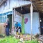 :Kondisi rumah warga Kelurahan Krandegan yang sedang di rehab untuk Program sosial RTLH.(Dok.Kominfo Bna/Berita fakta.id)