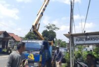 Dinas Perhubungan Banjarnegara dengan sigap lakukan perbaikan ruas jalan Susukan- Banyumas, nampak teknisi sedang lakukan perbaikan.(Dok.Berita Fakta.id)