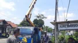 Dinas Perhubungan Banjarnegara dengan sigap lakukan perbaikan ruas jalan Susukan- Banyumas, nampak teknisi sedang lakukan perbaikan.(Dok.Berita Fakta.id)