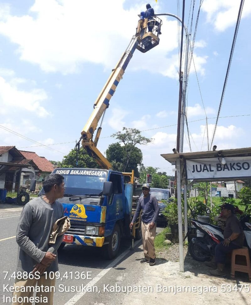 Dinas Perhubungan Banjarnegara dengan sigap lakukan perbaikan ruas jalan Susukan- Banyumas, nampak teknisi sedang lakukan perbaikan.(Dok.Berita Fakta.id)
