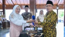 Bupati Banjarnegara Amalia Desiana saat memberikan SK ke Hendro cahyono Sekda Banjarnegara.(Dok.Kominfo Bna)