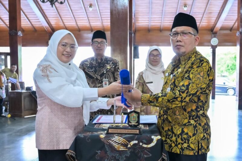 Bupati Banjarnegara Amalia Desiana saat memberikan SK ke Hendro cahyono Sekda Banjarnegara.(Dok.Kominfo Bna)