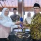 Bupati Banjarnegara Amalia Desiana saat memberikan SK ke Hendro cahyono Sekda Banjarnegara.(Dok.Kominfo Bna)