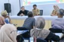 Adi cahyono Kadisperindagkop dan UMKM saat memberikan penjelasan terkait dengan platform Digital sebagai sarana untuk pemasaran melalui digitalisasi.(Dok.Kominfo Bna/Berita fakta.id)