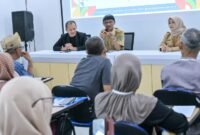 Adi cahyono Kadisperindagkop dan UMKM saat memberikan penjelasan terkait dengan platform Digital sebagai sarana untuk pemasaran melalui digitalisasi.(Dok.Kominfo Bna/Berita fakta.id)