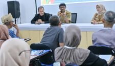 Adi cahyono Kadisperindagkop dan UMKM saat memberikan penjelasan terkait dengan platform Digital sebagai sarana untuk pemasaran melalui digitalisasi.(Dok.Kominfo Bna/Berita fakta.id)