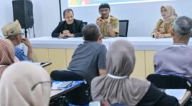 Adi cahyono Kadisperindagkop dan UMKM saat memberikan penjelasan terkait dengan platform Digital sebagai sarana untuk pemasaran melalui digitalisasi.(Dok.Kominfo Bna/Berita fakta.id)