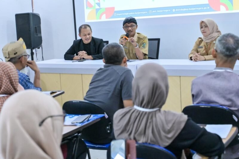 Adi cahyono Kadisperindagkop dan UMKM saat memberikan penjelasan terkait dengan platform Digital sebagai sarana untuk pemasaran melalui digitalisasi.(Dok.Kominfo Bna/Berita fakta.id)