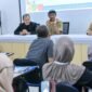Adi cahyono Kadisperindagkop dan UMKM saat memberikan penjelasan terkait dengan platform Digital sebagai sarana untuk pemasaran melalui digitalisasi.(Dok.Kominfo Bna/Berita fakta.id)