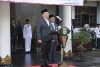 Sekda Banjarnegara Hendro Cahyono memimpin Upacara Harkitnas ke-118 di halaman kantor Setda, momen kebesaran ini dengan mengusung