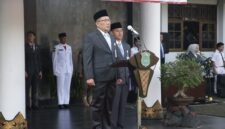 Sekda Banjarnegara Hendro Cahyono memimpin Upacara Harkitnas ke-118 di  halaman kantor Setda, momen kebesaran ini dengan mengusung
