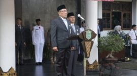 Sekda Banjarnegara Hendro Cahyono memimpin Upacara Harkitnas ke-118 di  halaman kantor Setda, momen kebesaran ini dengan mengusung