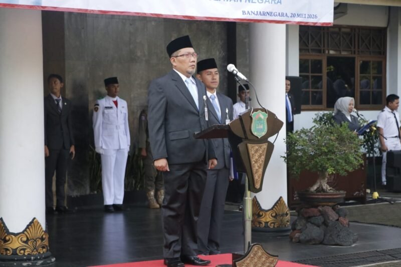 Sekda Banjarnegara Hendro Cahyono memimpin Upacara Harkitnas ke-118 di  halaman kantor Setda, momen kebesaran ini dengan mengusung