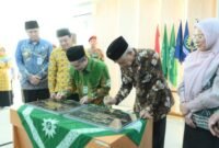 Saat penandatanganan fasilitas Gedung baru RSU PKU Mohamadiyah Banjarnegara oleh Ketua Umum pusat Mohamadiyah Busro Mukodas dan Ketua Umum pimpinan pusat Jawa Tengah Drs.Tafsir.M.a.g, di dampingi oleh dr.Bugar Wijiseno dan Bupati dr.Amalia Desiana serta Wakil Bupati Wachid Jumali Lc.(Dok.Kominfo Bna/Berita  Fakta.id)