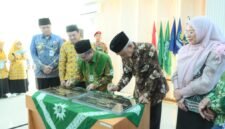 Saat penandatanganan fasilitas Gedung baru RSU PKU Mohamadiyah Banjarnegara oleh Ketua Umum pusat Mohamadiyah Busro Mukodas dan Ketua Umum pimpinan pusat Jawa Tengah Drs.Tafsir.M.a.g, di dampingi oleh dr.Bugar Wijiseno dan Bupati dr.Amalia Desiana serta Wakil Bupati Wachid Jumali Lc.(Dok.Kominfo Bna/Berita  Fakta.id)